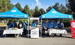 Müftülük kurduğu stantla gençlere rehberlik ediyor