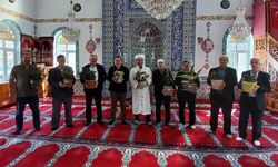 Din görevlisi Caner, çiçeklerle cemaati camiye bağladı