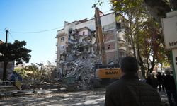 Sındırgı'da ağır hasarlı binaların yıkımı ve enkaz kaldırma işlemleri devam ediyor