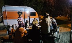 Balıkesir Sındırgı'da sarsıntılar nedeniyle evlerine giremeyenler karavanları tercih ediyor