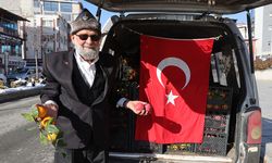 "Elmacı Dede" Hakkari'deki askerlere ikramda bulundu