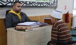 Görme engelli hafız, öğrencileri Kur'an'la tanıştırıyor
