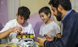 Teknoloji meraklısı imamla genç, kumandalı mini araba üretti