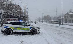Kahramanmaraş-Kayseri kara yolu kar ve tipi nedeniyle ulaşıma kapandı