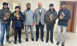 Hindistanlı baba ve oğulları, hafızlık sınavında ter döktü