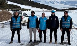 Din görevlileri, yaban hayvanları için doğaya yiyecek bıraktı