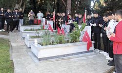 Sinop'ta gönüllü üniversite öğrencileri şehit mezarlarını temizledi