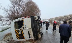 Sivas'ta öğrenci servisi devrildi