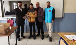 Gevaş'ta öğrencilere anlamlı hediye