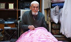 Yorgancı dede 72 yıldır iğnesini elinden bırakmıyor