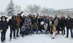 Afrikalı öğrenciler kar sevinci yaşadı