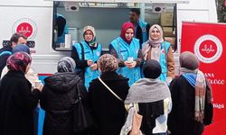 Adana'da öğrencilerine final öncesi sıcak ikram