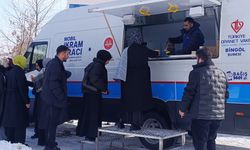 TDV Mobil İkram Aracı üniversiteli gençlerin hizmetinde