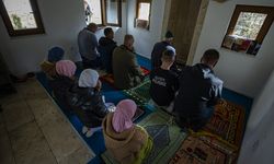 Bosna Hersek'in en küçük camilerinden birisinde en fazla 10 kişi ibadet edebiliyor