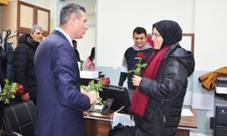 Muş'a atanan öğretmenler güllerle karşılandı
