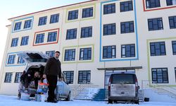 Şehit oğlunun adının verildiği okulu boyayarak eğitime hazırladı