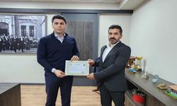 Din Görevlisi Aris, görev yaptığı camiyi hat sanatıyla süsledi