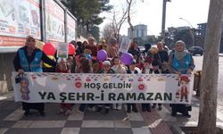 Siverek'te 4-6 Yaş miniklerden ramazan yürüyüşü