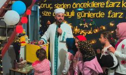 Anamur'da teravihe gelen çocuklara çeşitli ikramlar sunuluyor
