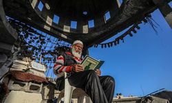 Filistinliler, cami enkazında Kur’an-ı Kerim okuyarak ramazanı değerlendiriyor