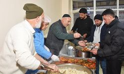 Yoldan geçenlere oruç açtırıyorlar