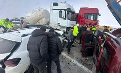 Erzurum'da çok sayıda aracın karıştığı zincirleme trafik kazası meydana geldi