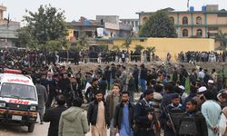 Pakistan'da cuma namazı sırasında camide patlama oldu