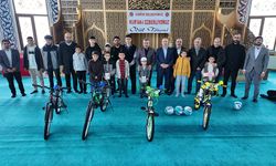 Tuşba'da camiye gelen çocuklar ödüllendirildi