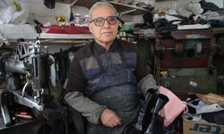 Hataylı usta 44 yıldır aynı dükkanda ayakkabı tamir ediyor