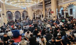 Çocuklar camilerde iftar sofrasında buluşuyor