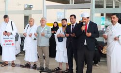 Elazığ'da umreciler dualarla yola çıktı