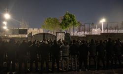 İşgalcilerin Mescid-i Aksa'yı kapatmasının ardından Filistinliler Harem-i Şerif yakınlarında teravih kıldı