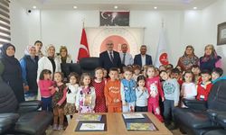 Minikler manilerle bayram harçlığı istedi