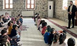 Hakkari'de tarihi camide çocuklar bir araya geldi