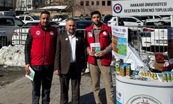 Geçerken Öğrenci Kulübü üyeleri su israfına dikkat çekti