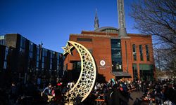 Hollanda'da minare gölgesinde iftar açtılar