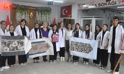 İzmir'de öğrenciler, diktikleri seccadeleri ramazanda hediye ediyor