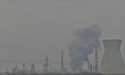 İran’ın hedef aldığı Hayfa'daki petrol rafinerisinden siyah dumanlar yükseliyor