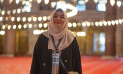 Perulu kadın, binlerce kilometre uzaktan geldiği İstanbul'da turistlere İslam'ı anlatıyor