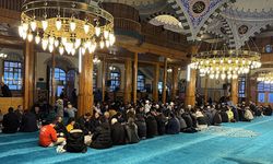 Tarihi camide yıllardır "Ümmet İftarı" aynı sofrada buluşturuyor