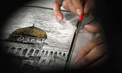 İbadete kapatılan Mescid-i Aksa'yı gündemde tutmak için el yapımı kağıtlara işliyor