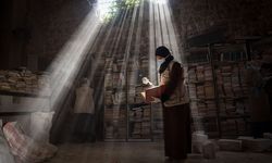 Gazze’de Büyük Ömeri Camii Kütüphanesi’nde hasar gören eserler kurtarılıyor