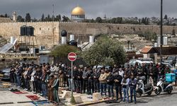 Filistinliler, cuma namazını işgalcilerin kapattığı Mescid-i Aksa'nın çevresinde kıldı