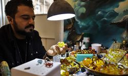 Mardinli "Sofi Usta" tespih tanelerinin içine sembol camileri işliyor