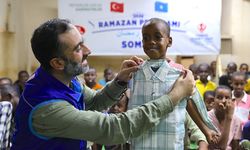 Hayırseverlerin gönderdiği bayramlıklar Somali'de yetim çocukların yüzünü güldürdü