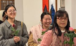 Tokyo Camii'nde kadınlar güllerle karşılandı