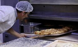 Trabzon'da ekşi mayalı ramazan pidesi 6 saatlik hummalı mesaiyle sofralara ulaşıyor