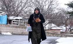 Gönüllü kadınlar yaşlı, engelli ve ihtiyaç sahiplerinin iftarlıklarını hazırlıyor