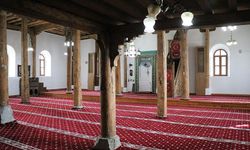 Isparta'da 8 asırlık Afşar Cami zamana direniyor