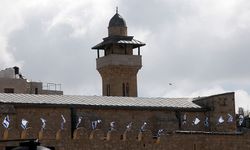 Harem-i İbrahim Camii'ne işgalci bayrakları astılar